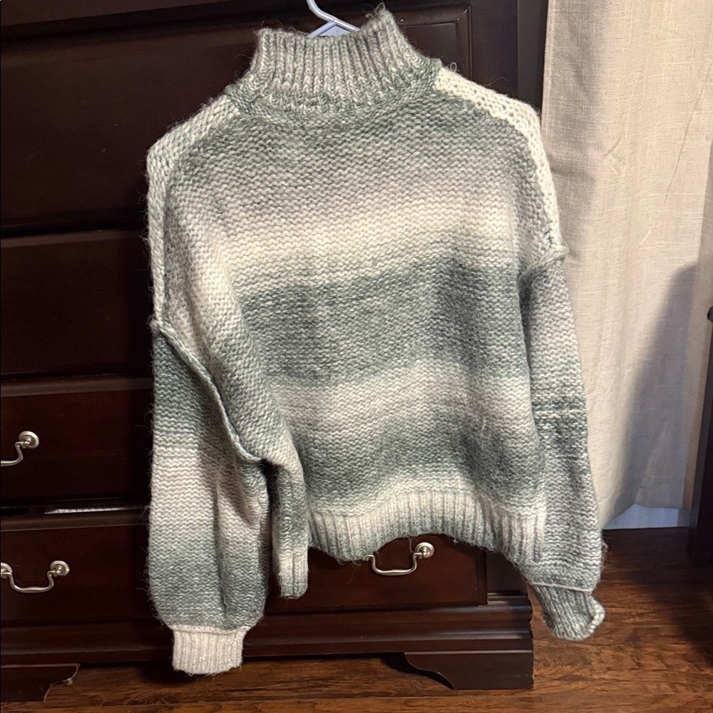 Like new! Elegant Ombre Turtleneck Sweater - Picture 4 of 5